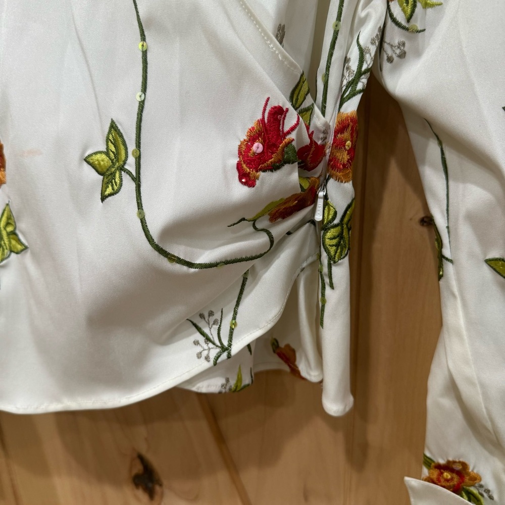 Sherrie Bloom Peter Noviello Chetta B Wrap Blouse Sz 10 White Embroidered Floral - Picture 7 of 16